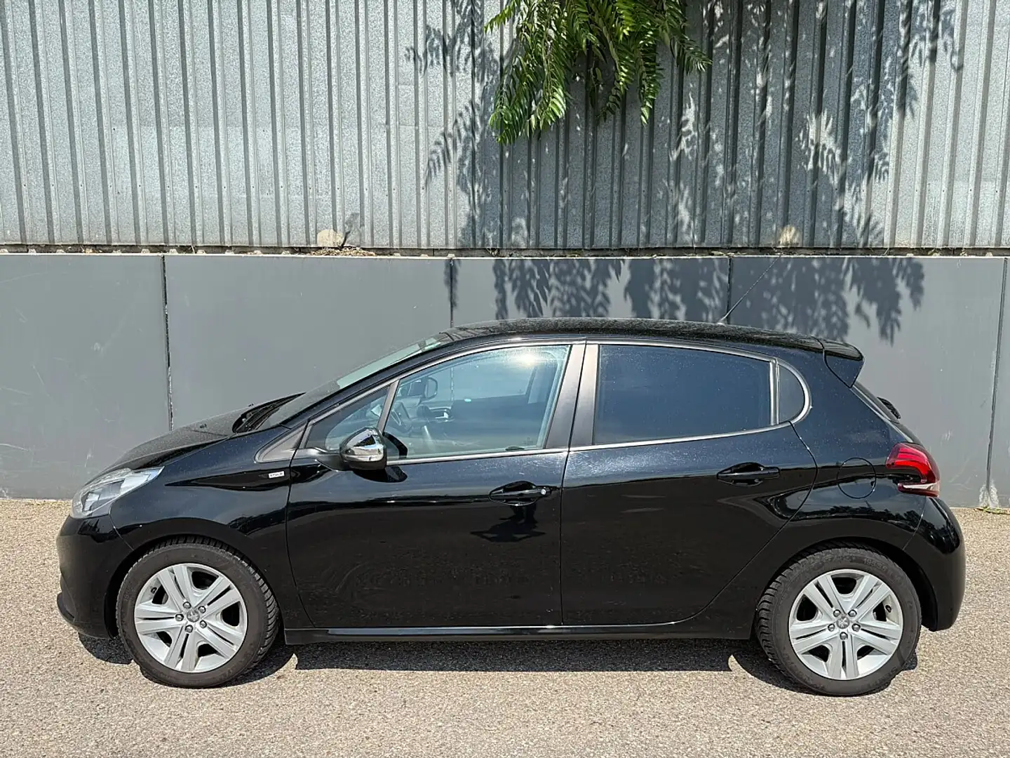 Peugeot 208 Style 1,6 BlueHDi 100 S&S | PICKERL BIS 10/2026 | Schwarz - 2