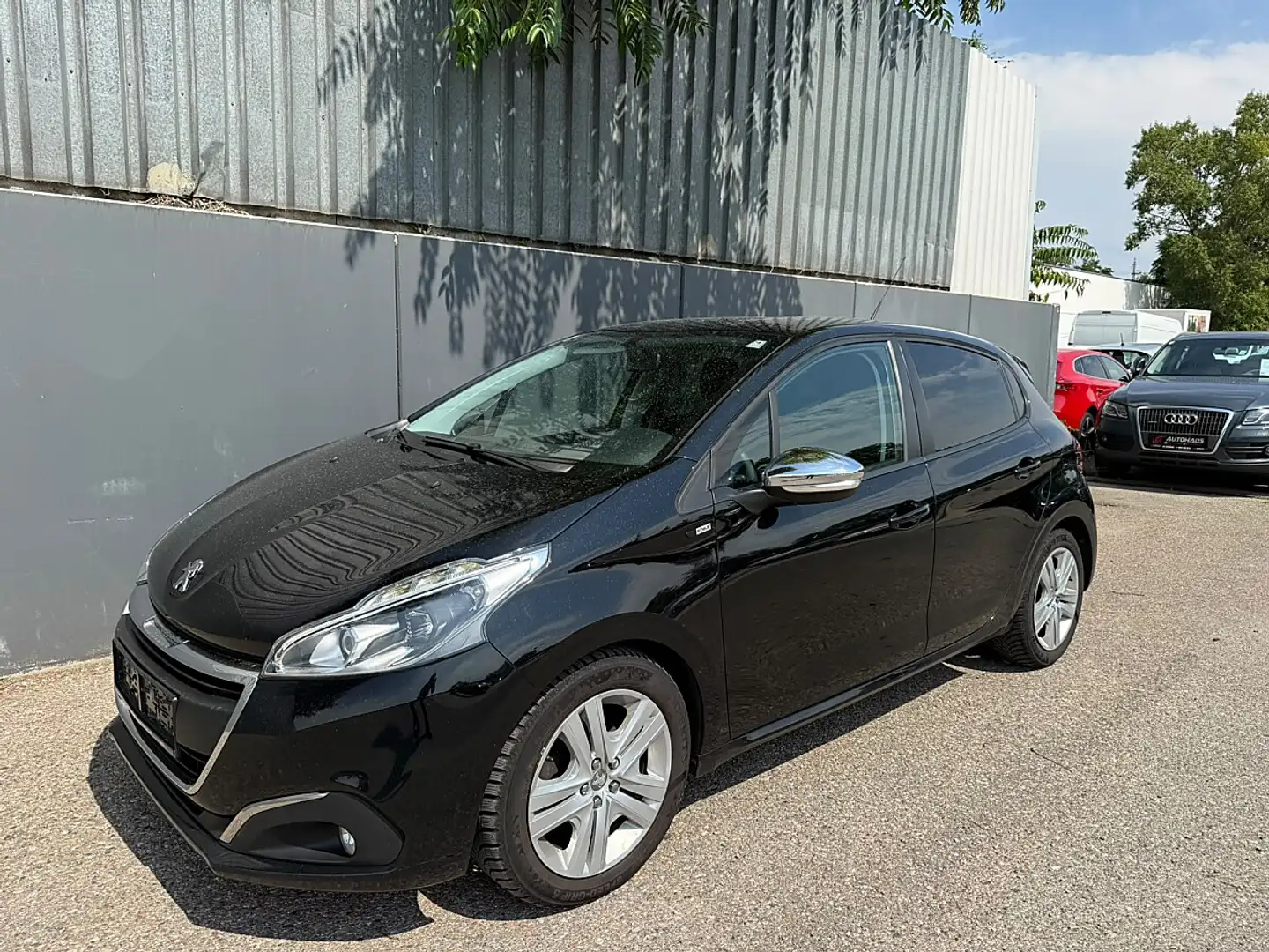Peugeot 208 Style 1,6 BlueHDi 100 S&S | PICKERL BIS 10/2026 | Schwarz - 1