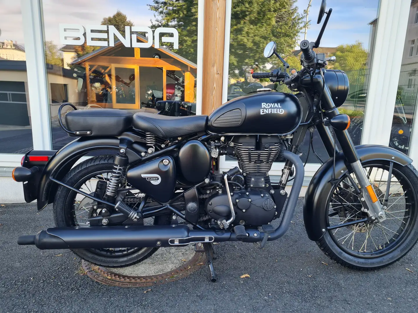 Royal Enfield Classic 500 Schwarz - 1
