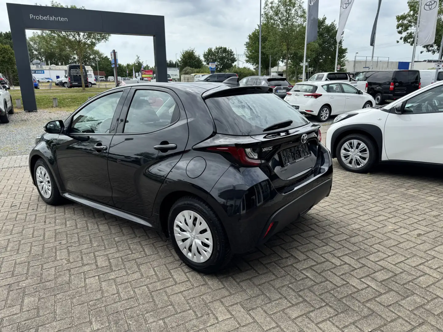 Toyota Yaris 1.0 Comfort KLIMA RÜCKFAHRKAMERA ACC Schwarz - 2