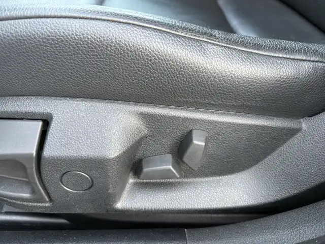 BMW 5 Series view 6
