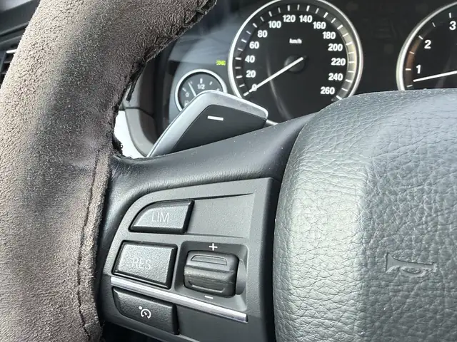 BMW 5 Series view 11