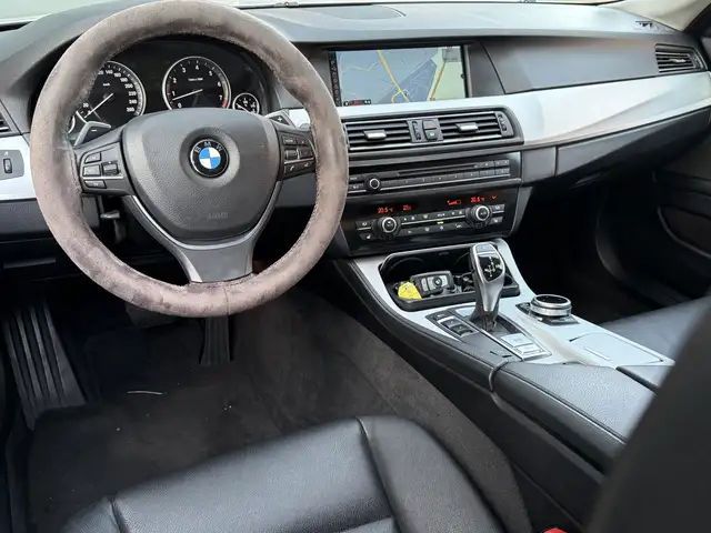 BMW 5 Series view 4