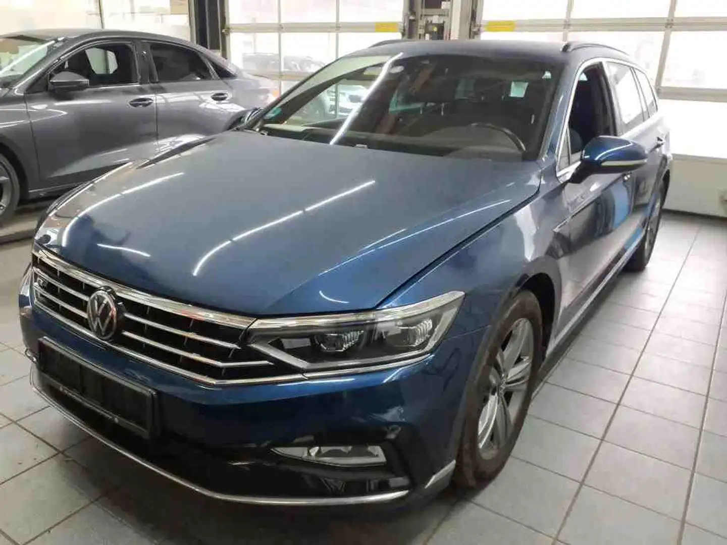 Volkswagen Passat Variant 2.0 TSI DSG R-LINE*AHK*PANO*IQ.LI Blau - 2