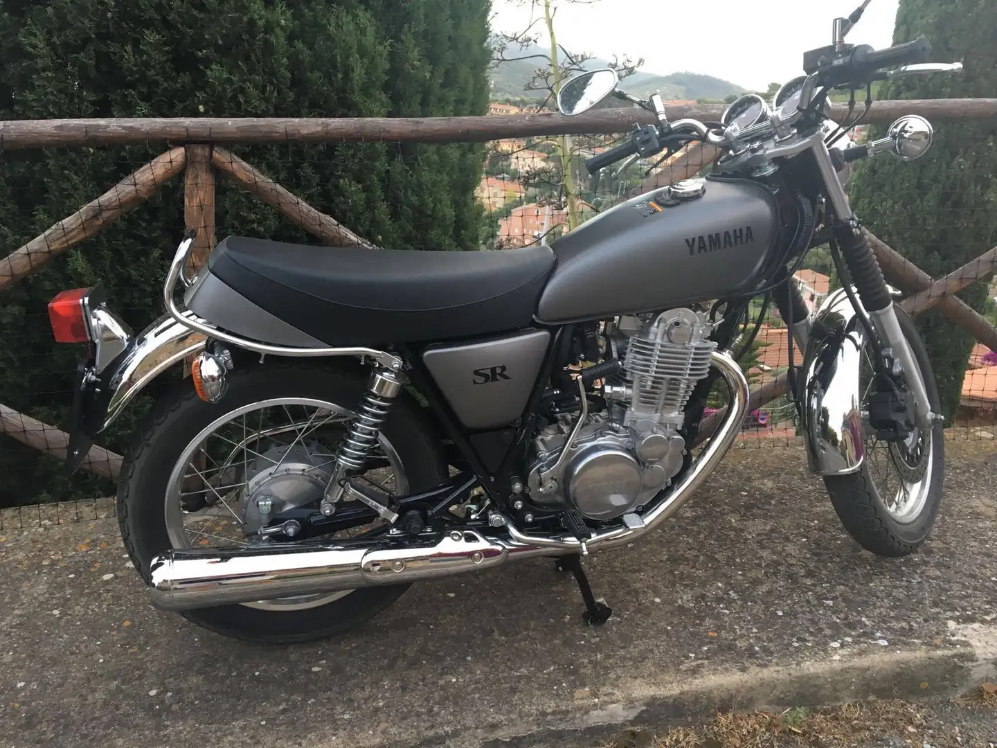 Yamaha SR 400 moto storica corredata dí bauletto 45 paragambe - 2