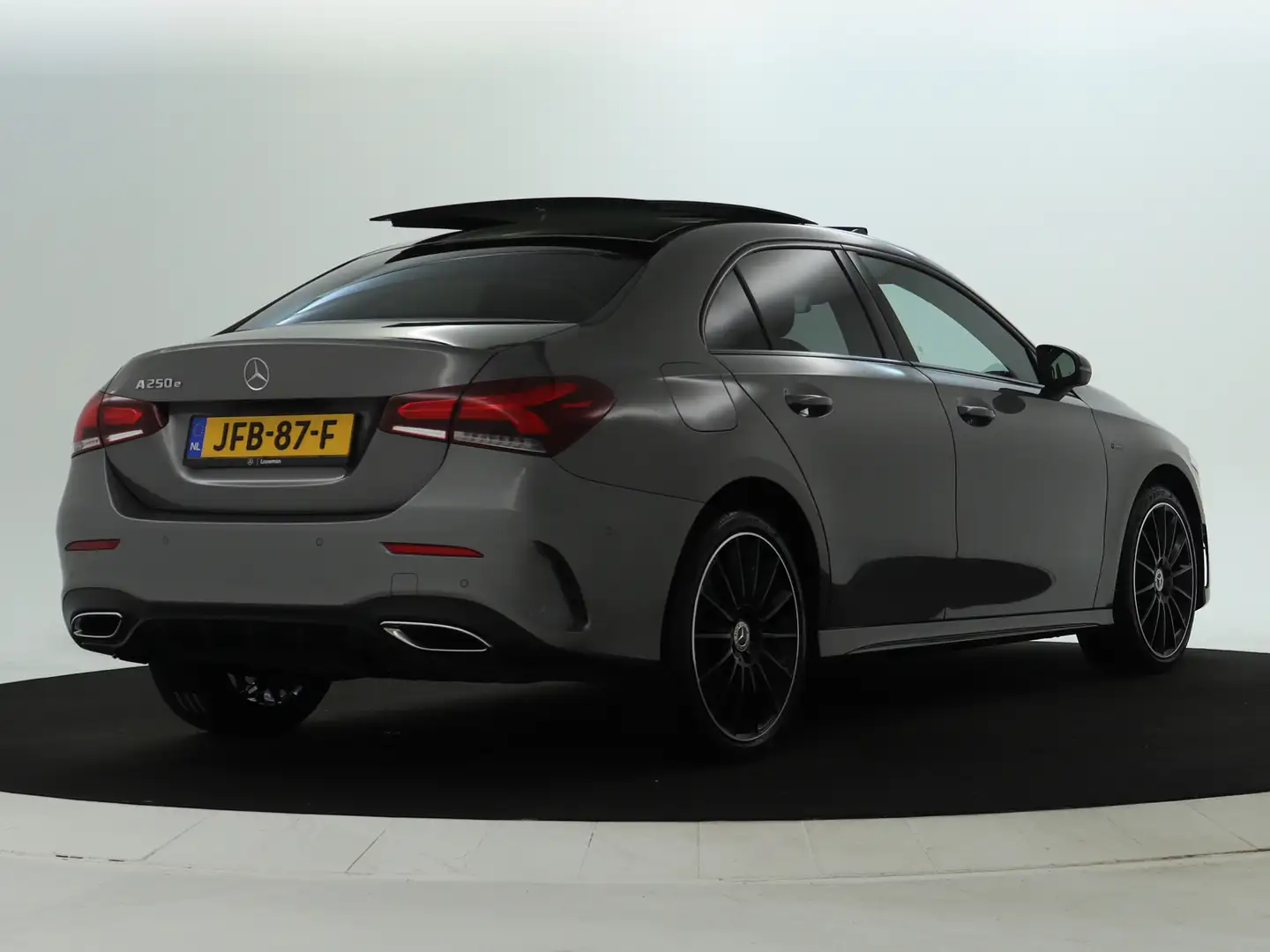 Mercedes-Benz A 250 e Sedan AMG Plug-In Hybride AMG Line | Night Pakke Grijs - 2