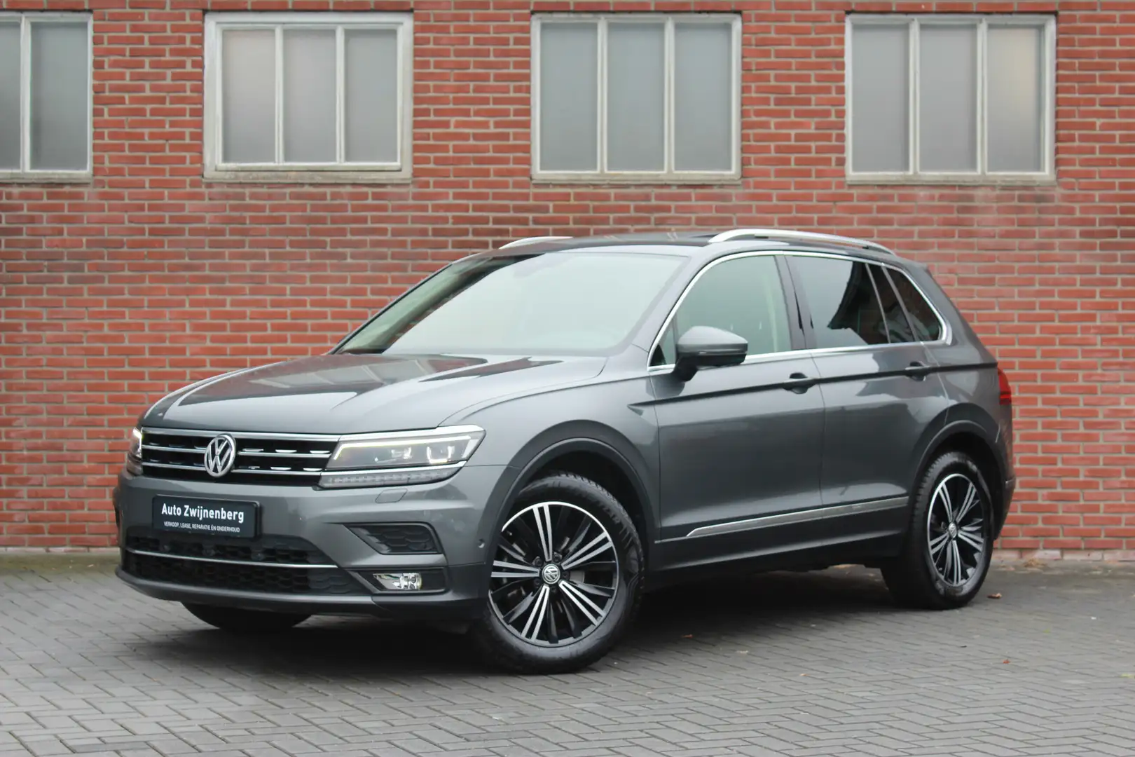 Volkswagen Tiguan 1.5 TSI ACT Highline | Pano | Trekhaak | 360° | Grijs - 1