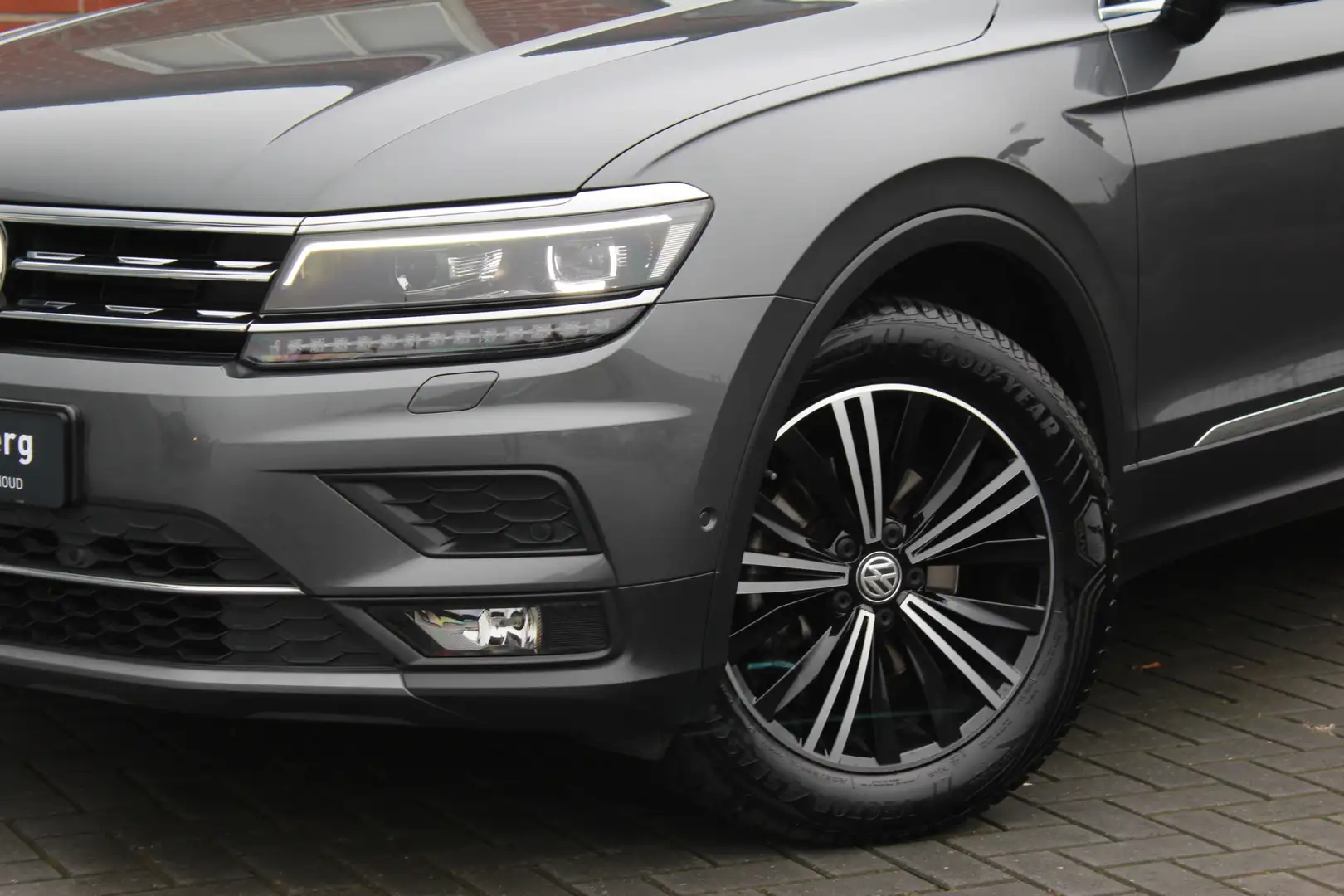 Volkswagen Tiguan 1.5 TSI ACT Highline | Pano | Trekhaak | 360° | Grijs - 2