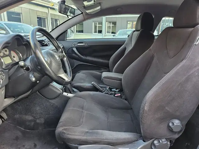 Alfa Romeo GT view 8