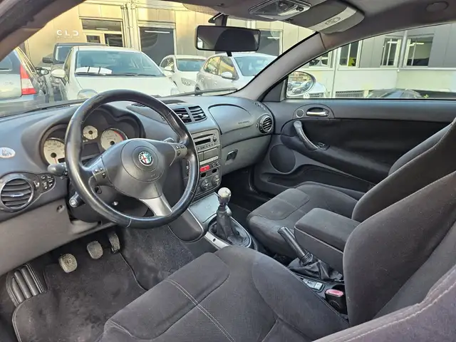Alfa Romeo GT view 7