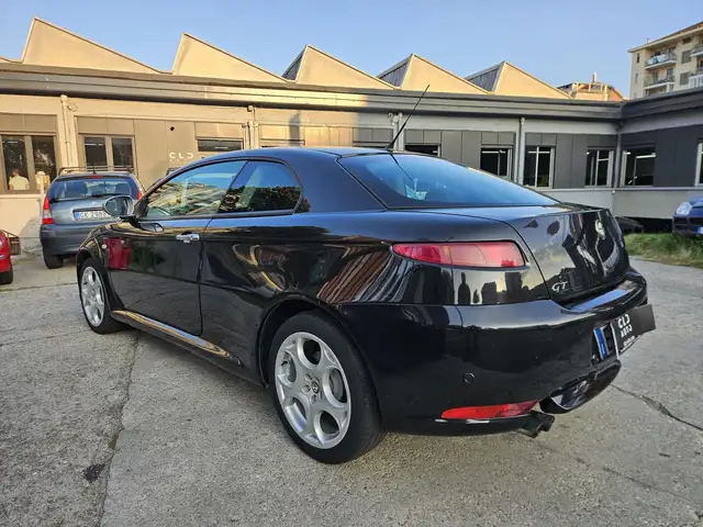 Alfa Romeo GT view 6