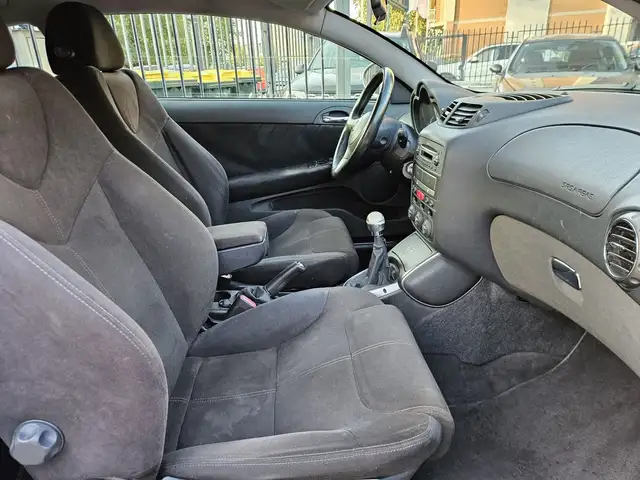 Alfa Romeo GT view 10