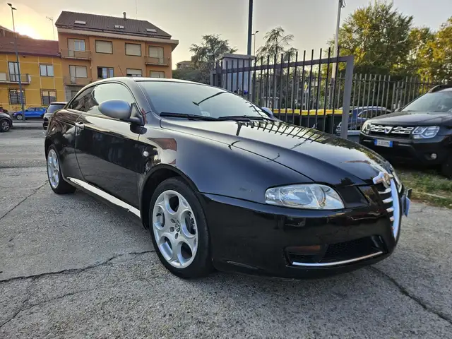 Alfa Romeo GT view 3