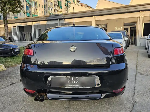 Alfa Romeo GT view 5