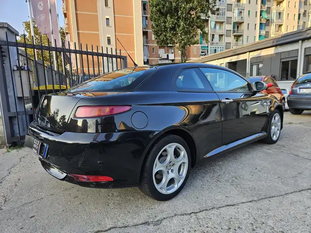 Alfa Romeo GT view 4