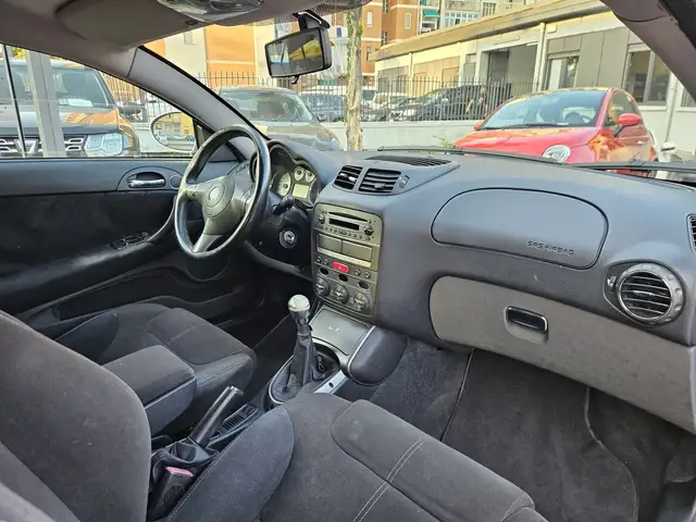 Alfa Romeo GT view 11