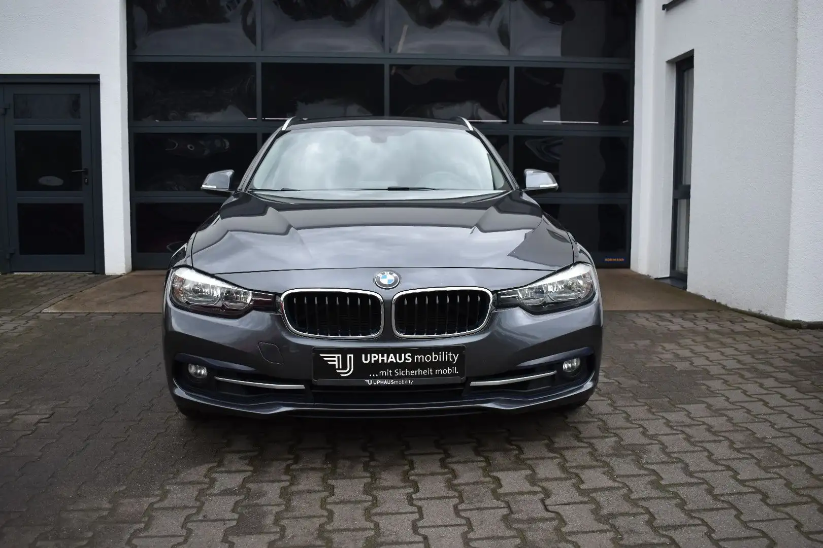 BMW 320 i Touring Sport Line*2.Hand*Unfallfrei*Navi siva - 2