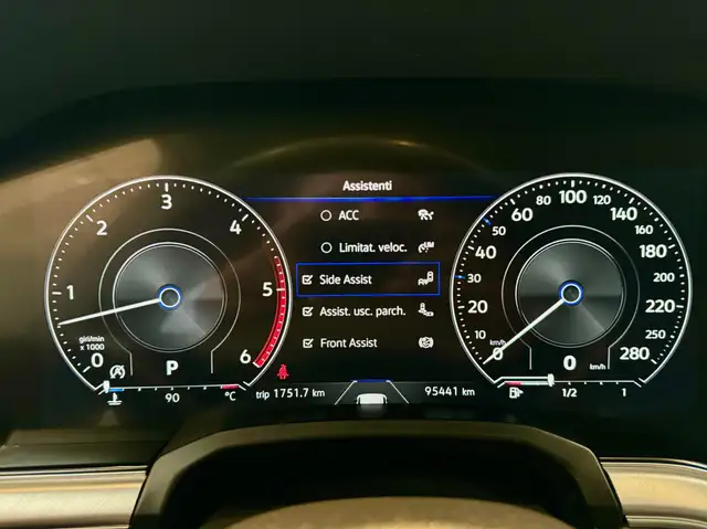 Volkswagen Touareg view 8