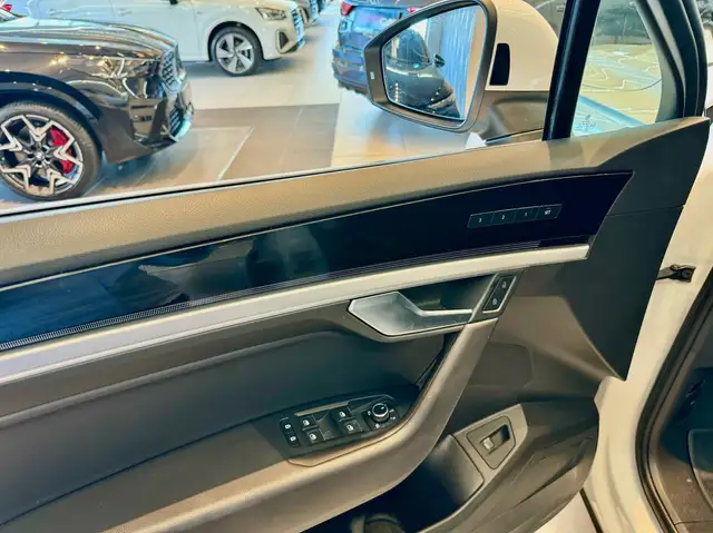 Volkswagen Touareg view 6
