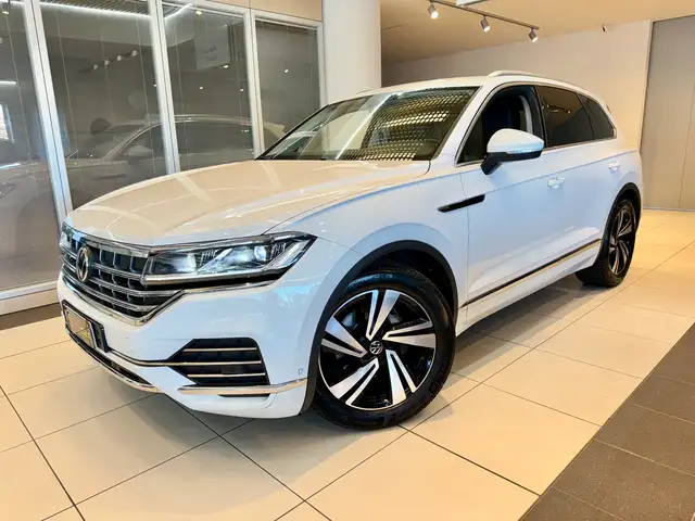 Volkswagen Touareg view 3