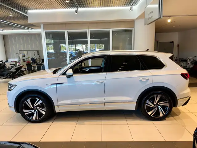 Volkswagen Touareg view 4