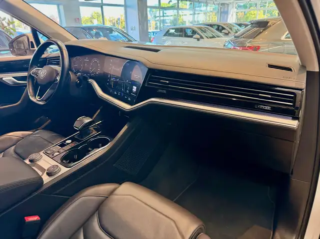 Volkswagen Touareg view 12