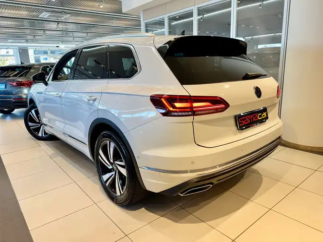 Volkswagen Touareg view 5
