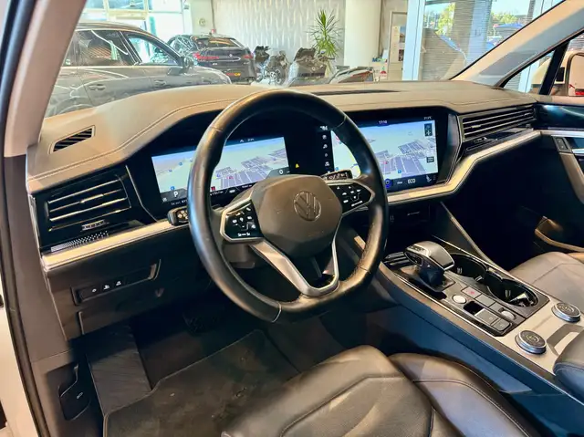 Volkswagen Touareg view 7