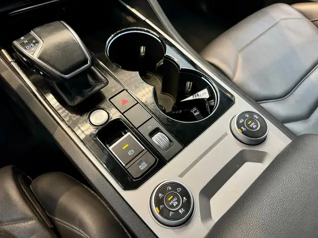 Volkswagen Touareg view 11