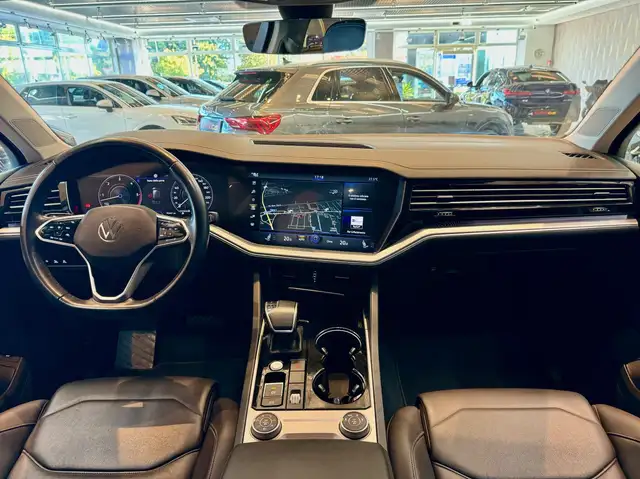 Volkswagen Touareg view 9