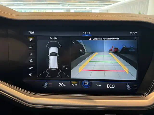 Volkswagen Touareg view 10