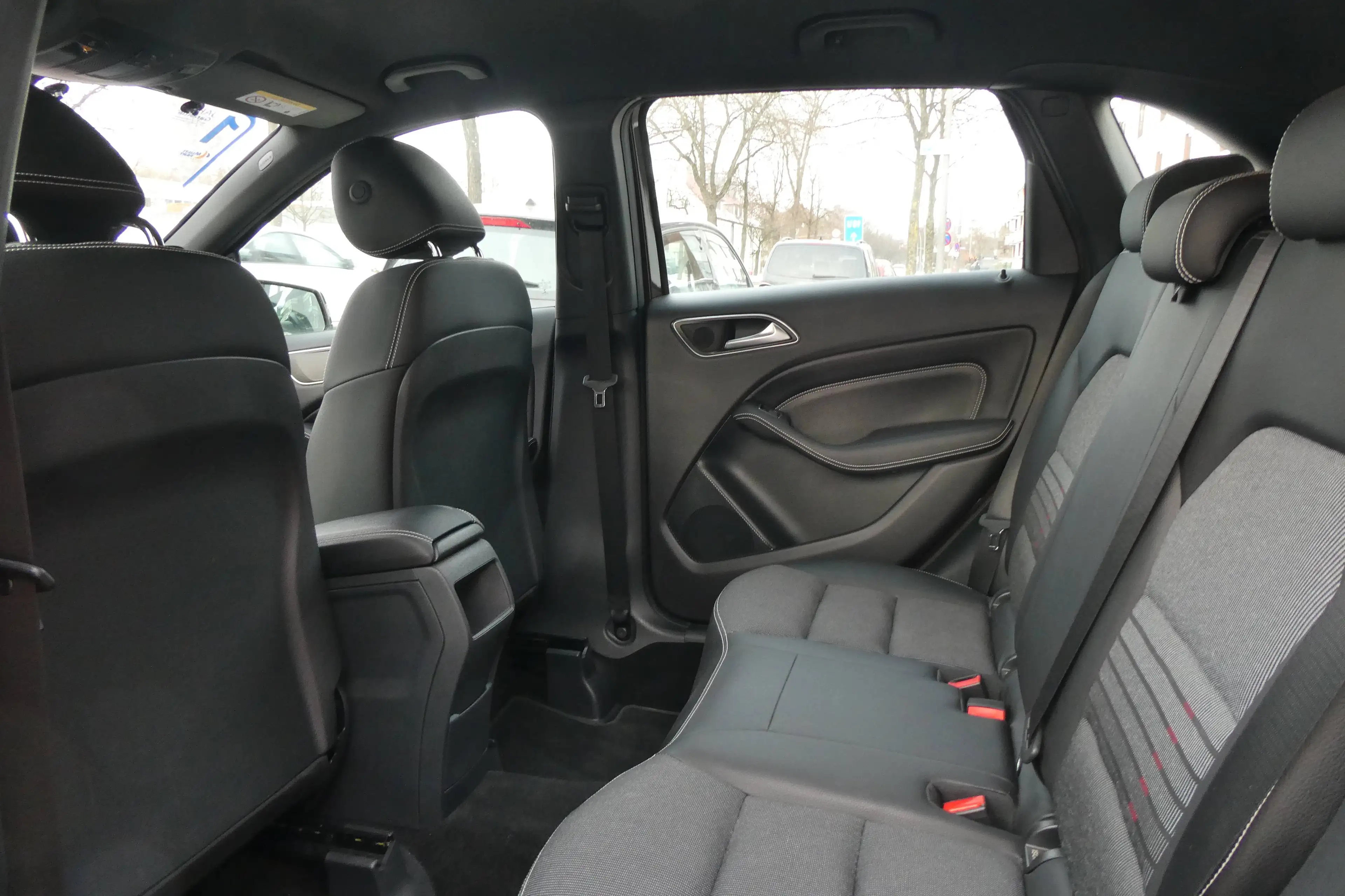 Mercedes-Benz B 180 7G-DCT Urban 1.Hand TÜV bis 09/2028 — photo 7