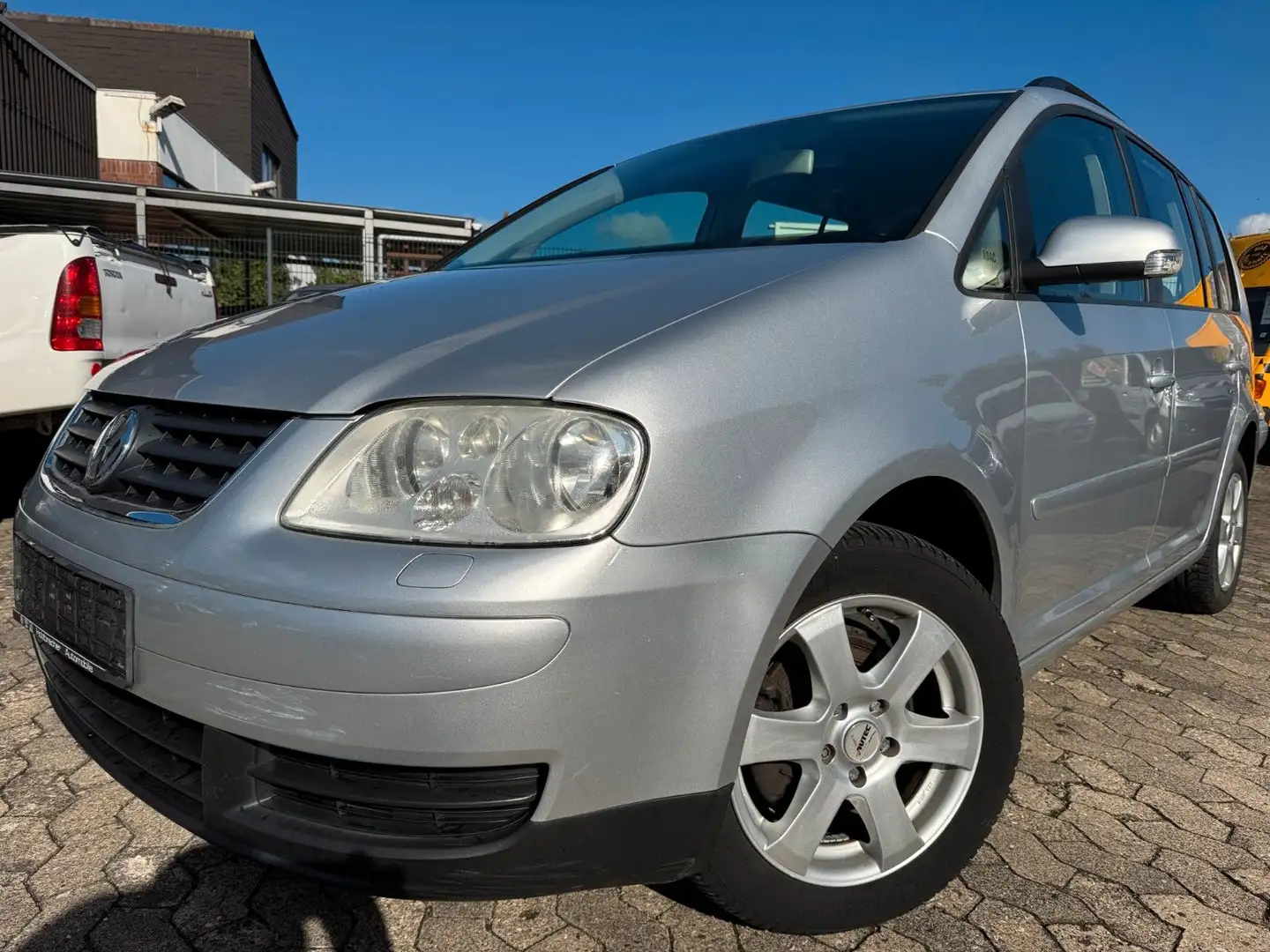 Volkswagen Touran 1.6 FSI Automatik Highline,Klima,PDC Plateado - 1