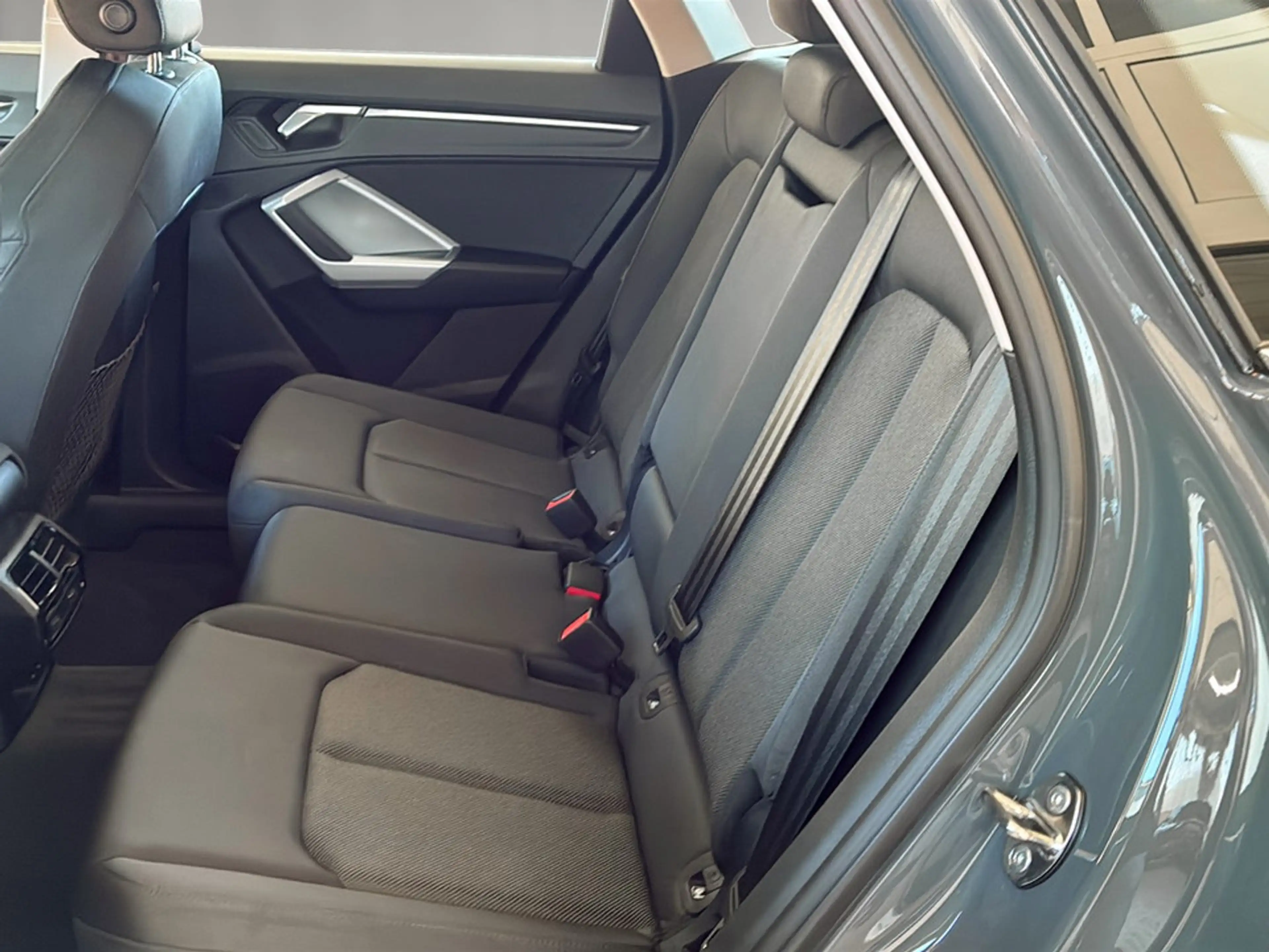 Audi Q3 35 TFSI intense — photo 8