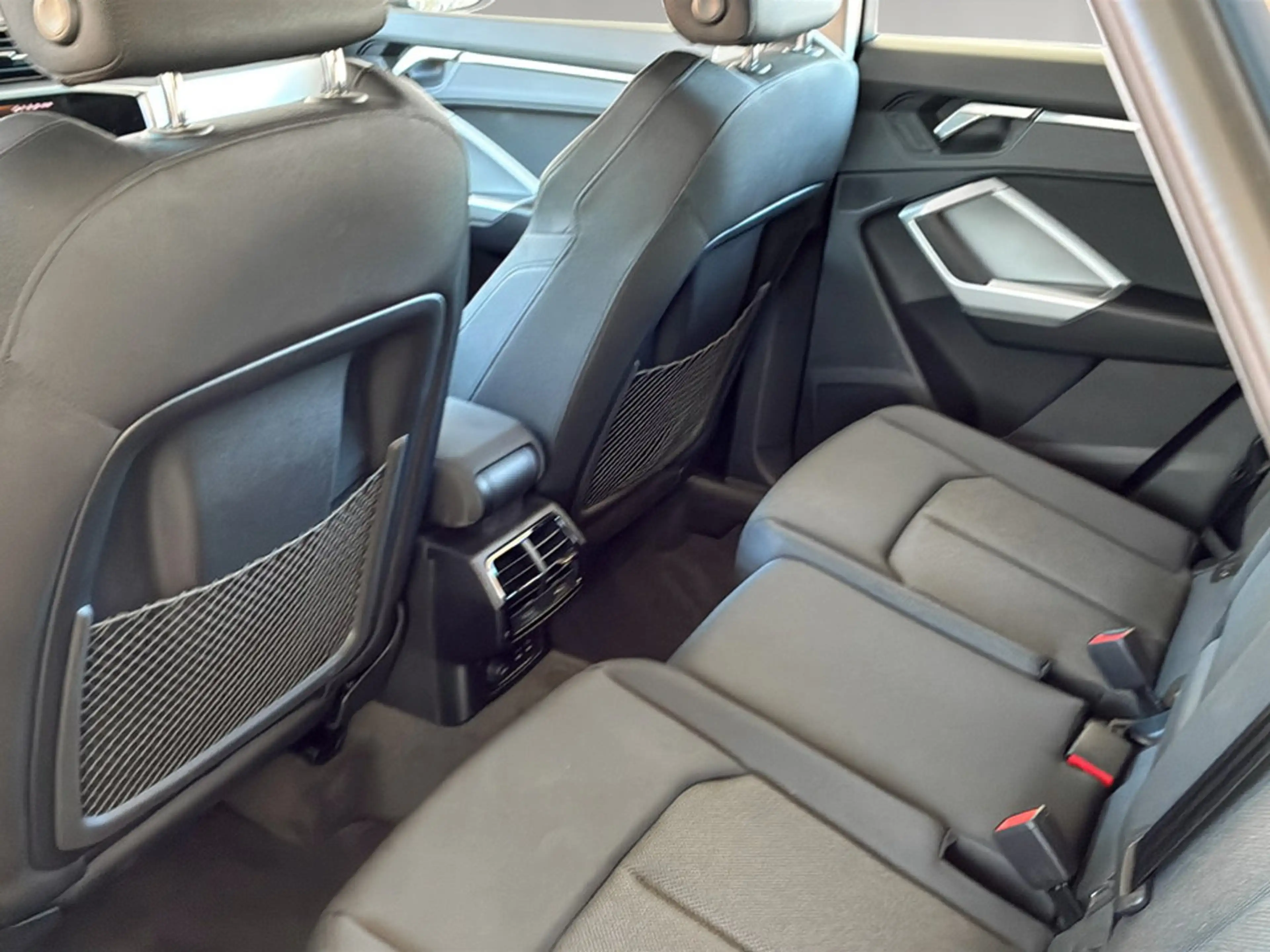 Audi Q3 35 TFSI intense — photo 11