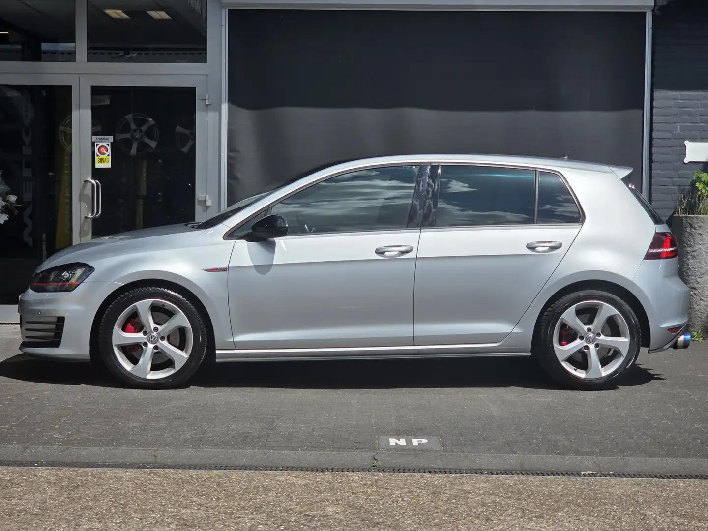 Volkswagen Golf GTI 2.0 TSI PANO / DUBBELE EMWORX UITLAAT / FULL Grijs - 2