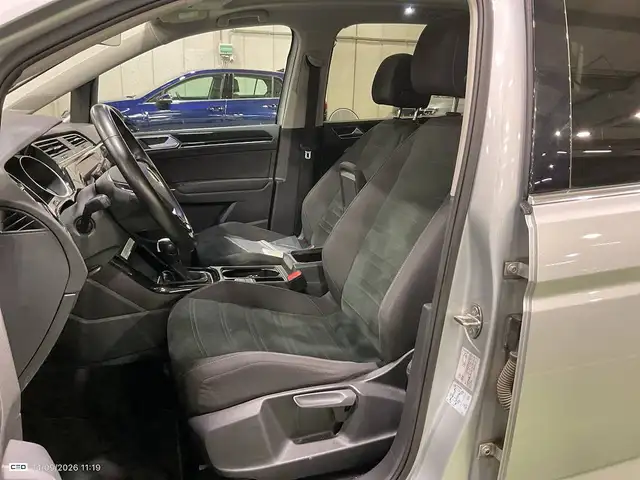 Volkswagen Touran view 3