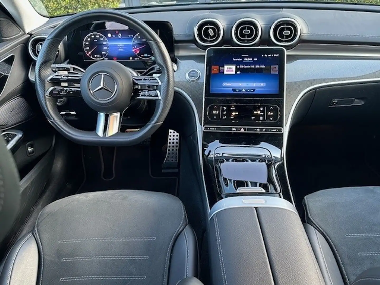 Mercedes-Benz C 180 AMG Line l AMG styling l MBUX l DAB l Keyless Star Zwart - 2