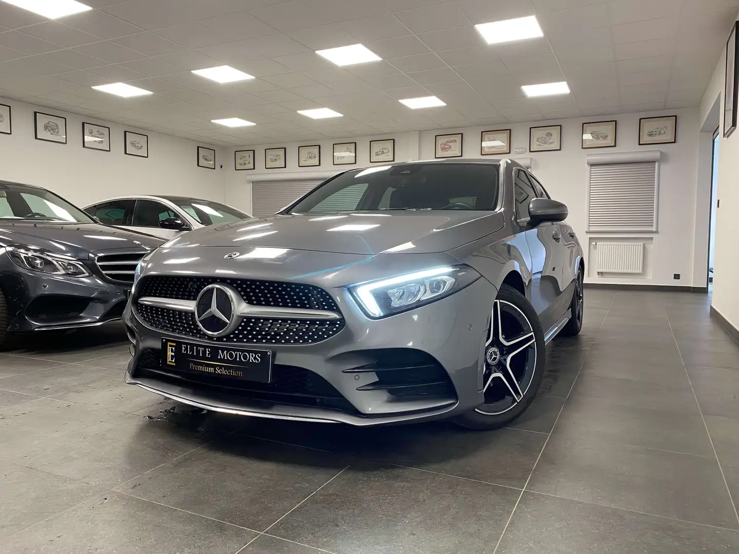 Mercedes-Benz A 200 AMG PACK / FULL OPTIONS/ 1ERMAIN/ CAM/NAVI/ NEUF Срібний - 1