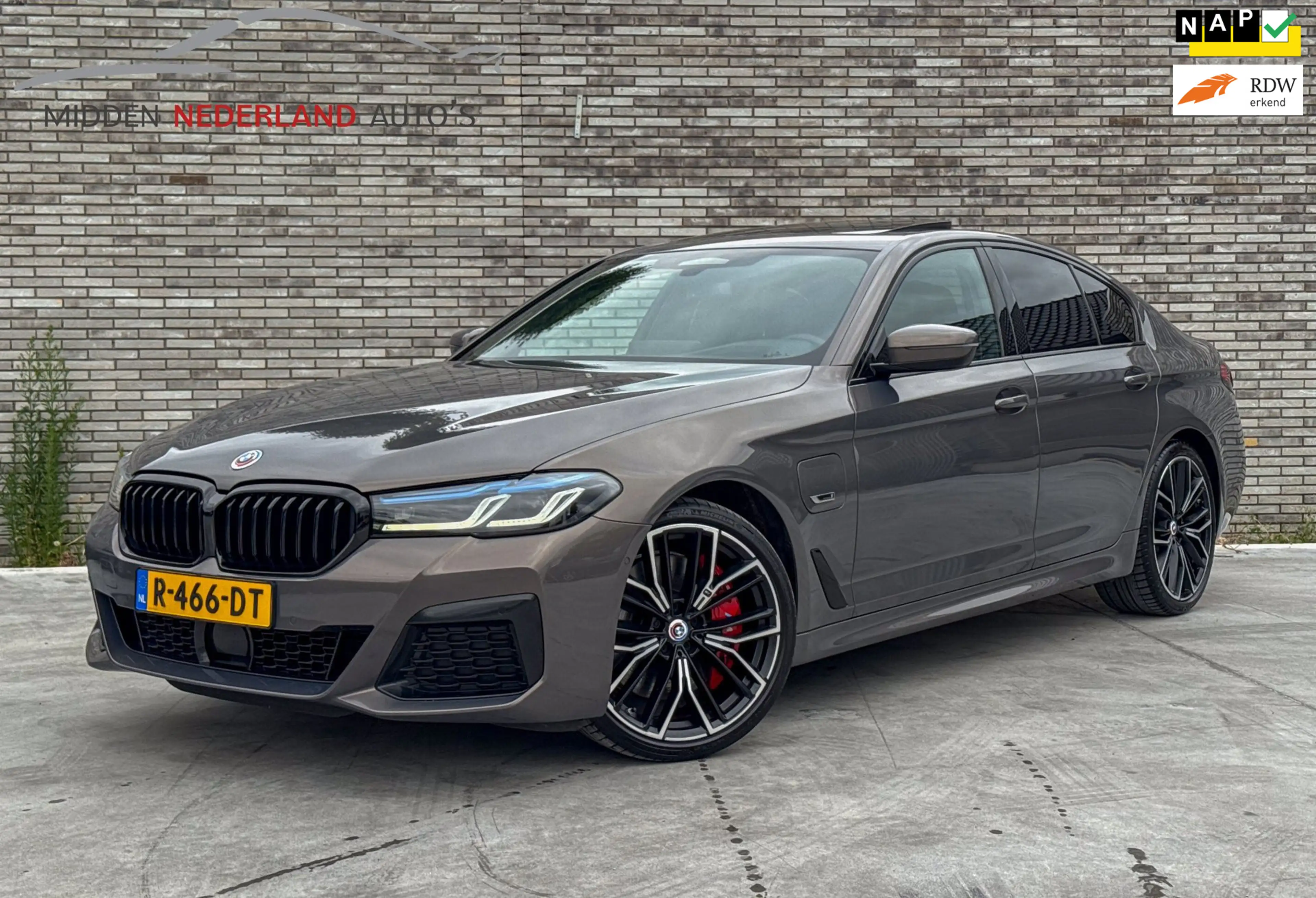 BMW 545 5-serie 545e xDrive * INIVIDUAL * HUD * ACHTER AS