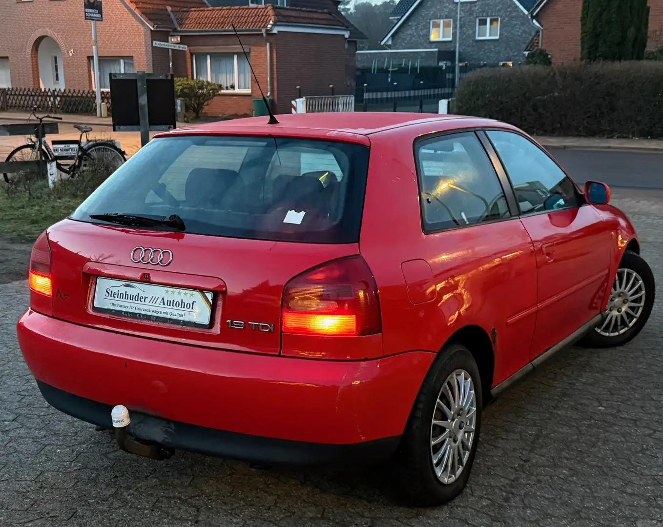 Audi A3 1.9 TDI Attraction Klima Schiebedach Automatik Rouge - 2