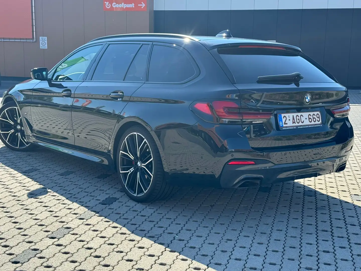 BMW 520 520d xDrive Touring Aut. Zwart - 1