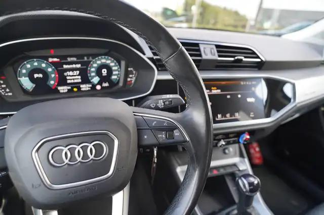 Audi Q3 view 21