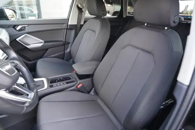 Audi Q3 view 14