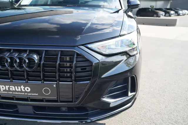 Audi Q3 view 8