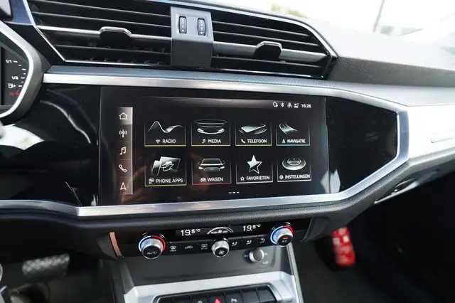 Audi Q3 view 25