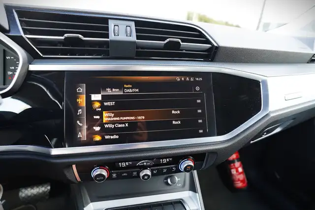 Audi Q3 view 26
