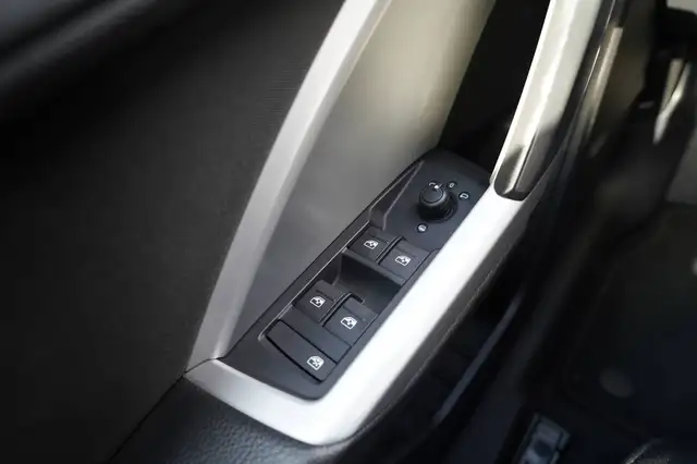 Audi Q3 view 15