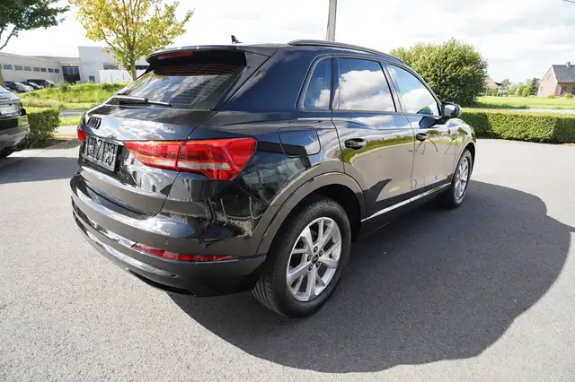 Audi Q3 view 10