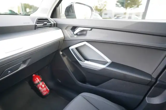 Audi Q3 view 30